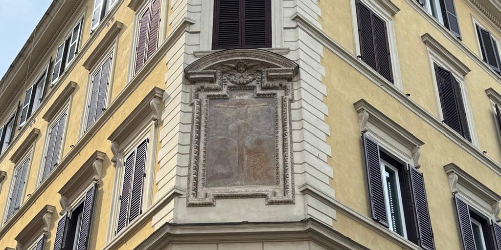 Edicola sacra di largo Pietro di Brazzà 24, angolo via dei Lucchesi