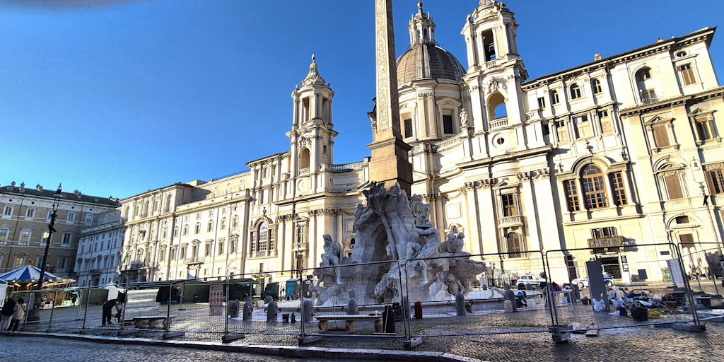 La fontana dei Quattro Fiumi durante le ultime fasi del restauro (2024). Sovrintendenza Capitolina, Direzione Interventi su edilizia Monumentale