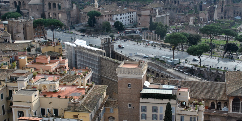 Veduta del muro di fondo del Foro di Augusto da Torre delle Milizie (Archivio fotografico del Museo dei Fori Imperiali)