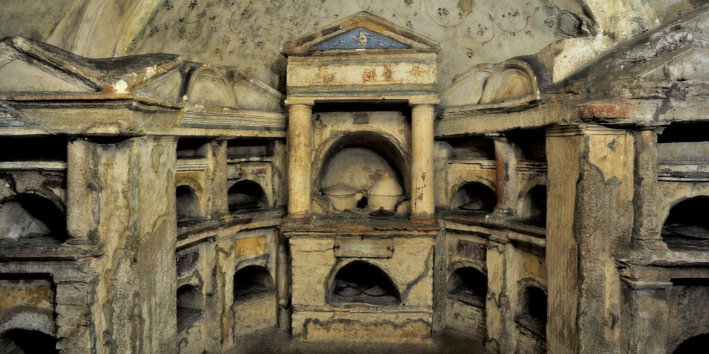 Colombario di Pomponius Hylas - Veduta della parete absidata con edicola di Granius Nestor e Vinileia Hedone