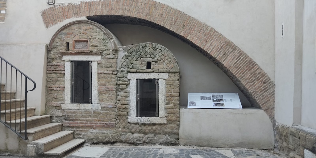 Il cortile: le tombe dopo il restauro e il nuovo pannello didattico Il cortile: le tombe dopo il restauro e il nuovo pannello didattico