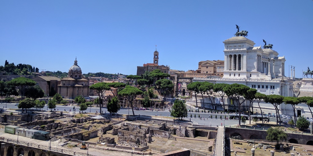 Il Foro di Traiano e Via dei Fori Imperiali. Sullo sfondo il “Vittoriano”.