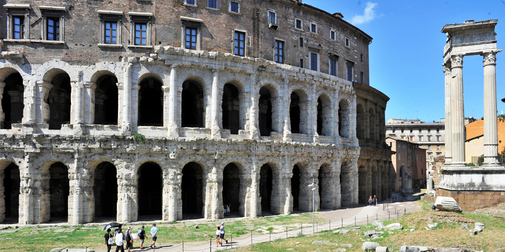 Il Teatro di Marcello, costruito da Augusto (13 o 11 a.C.)
