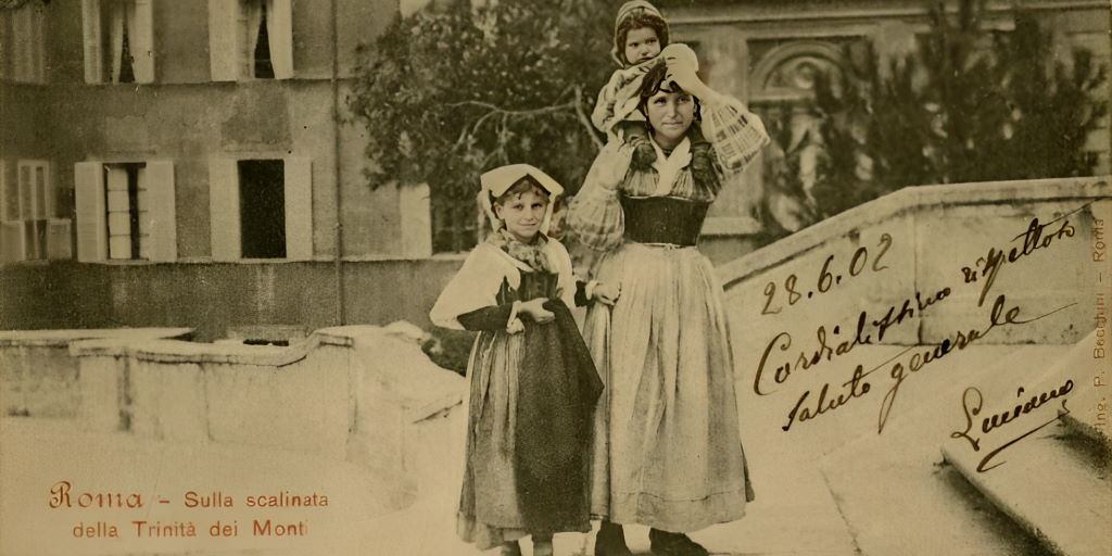 Modelle in posa sulla scalinata di Trinità dei Monti, cartolina postale. Roma, Museo di Roma, Archivio Fotografico