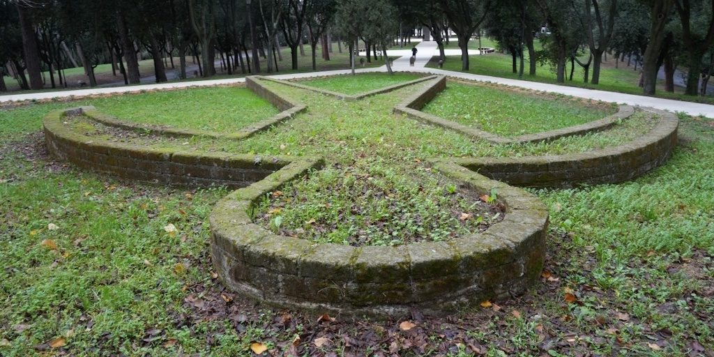 Paolo Canevari, Uomoerba, tufo terra erba, 2000, Roma, Villa Glori