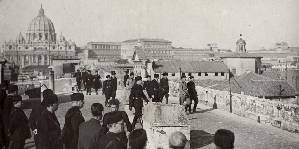 Mussolini insieme ad altre personalità sul tetto del Palazzo Sauve (già Luzzi) in occasione dell’avvio delle demolizioni della Spina. 29 ottobre 1936. Roma, Museo di Roma, Archivio Fotografico. Mussolini insieme ad altre personalità sul tetto del Palazzo Sauve (già Luzzi) in occasione dell’avvio delle demolizioni della Spina. 29 ottobre 1936. Roma, Museo di Roma, Archivio Fotografico.