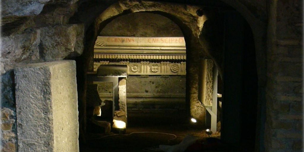 Sepolcro degli Scipioni interno con sarcofago