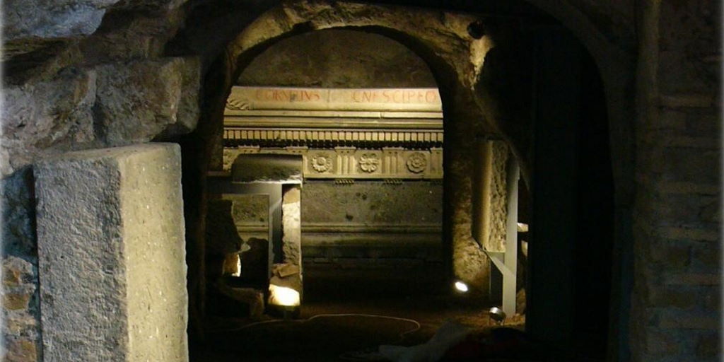 Sepolcro degli Scipioni, interno con sarcofago Sepolcro degli Scipioni, interno con sarcofago