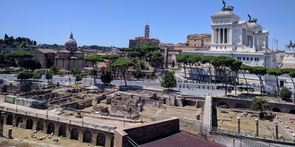 Il Foro di Traiano – Sullo sfondo Via dei Fori Imperiali e il Vittoriano