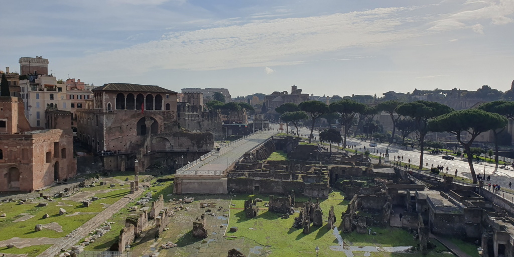 Veduta del Foro di Traiano e di Via Alessandrina prima dell’inizio dei lavori (Archivio Fori Imperiali)