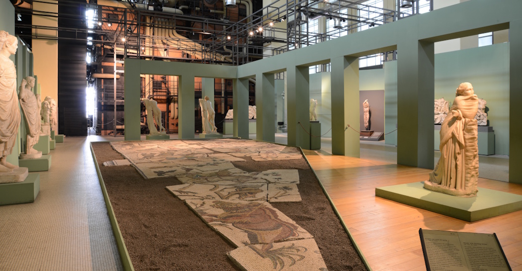 Centrale Montemartini, veduta della Sala Caldaie con statua della musa Polimnia