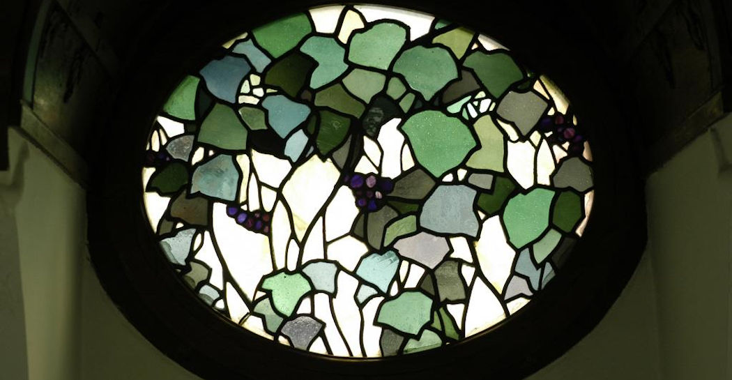 Duilio Cambellotti, ovale con foglie di edera, vetro antico di Germania soffiato a bocca legato a piombo, MCC 147