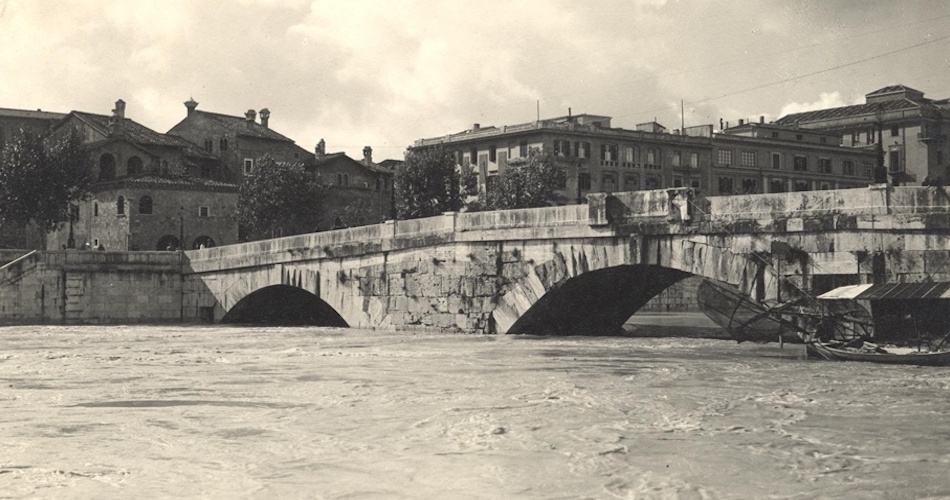 fotografia del fiume Tevere con Ponte Cestio