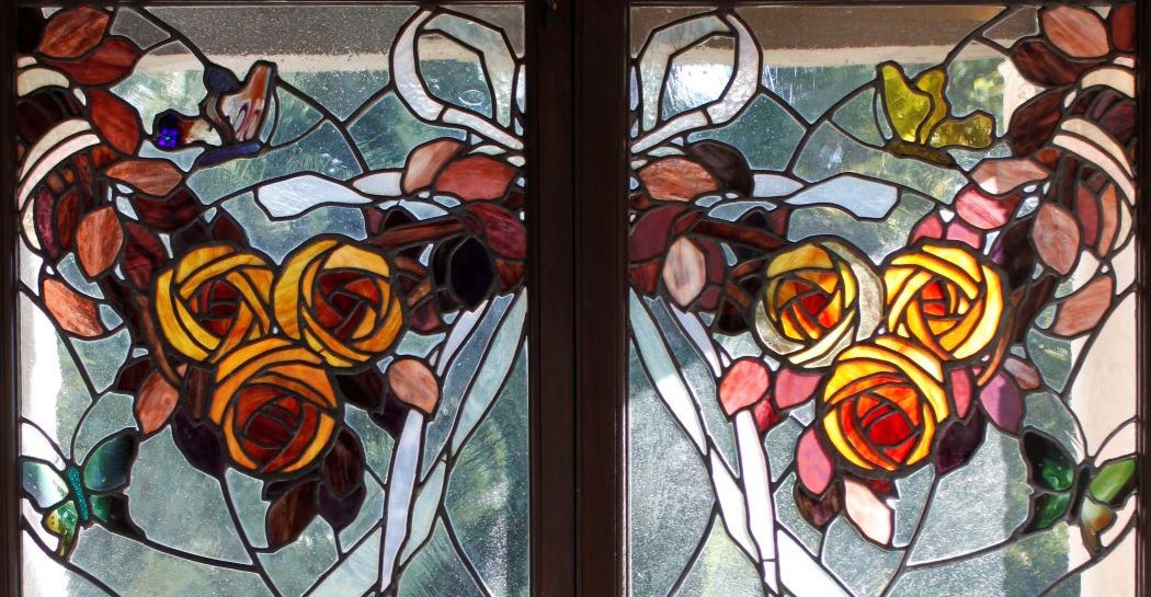 Casina delle Civette, motivo decorativo floreale e zoomorfo: rose, nastri e farfalle, Paolo Antonio Paschetto, vetrata, 1920, MCC 145