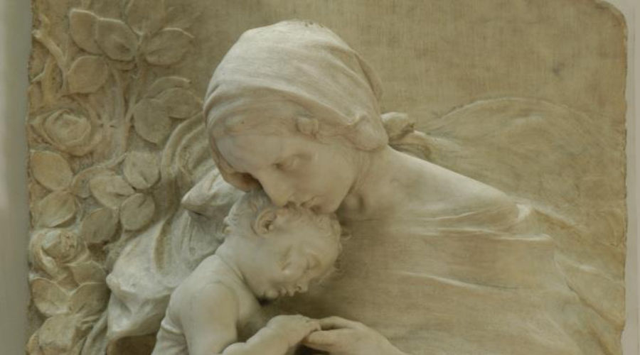 Pietro Canonica, Madonna col Bambino, 1918, altorilievo in marmo scolpito, n. inv. C 411