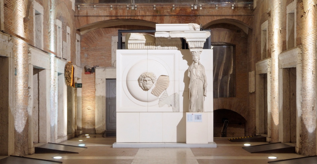 Mercati di Traiano – Grande Aula: Ricomposizione dell&#039;attico dei portici del Foro di Augusto