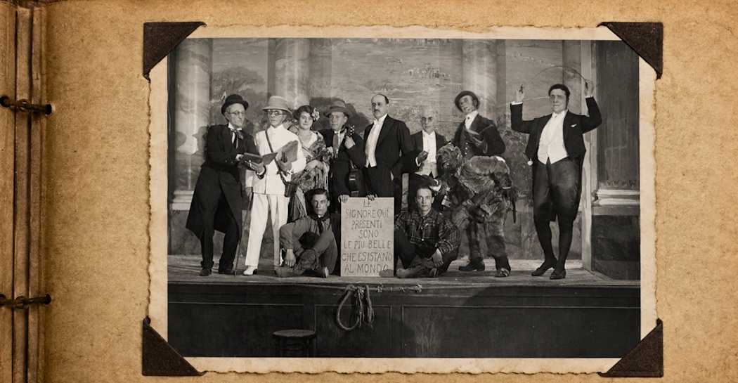 Fratelli D’Amico, Foto di gruppo con Antonio Muñoz in una festa di Carnevale del Circolo artistico, gelatina bromuro d’argento, 1923, Archivio fotografico Museo di Roma, AF 259 (elaborazione creativa IA dell’img Simart) Fratelli D’Amico, Foto di gruppo con Antonio Muñoz in una festa di Carnevale del Circolo artistico, gelatina bromuro d’argento, 1923, Archivio fotografico Museo di Roma, AF 259 (elaborazione creativa IA dell’img Simart)