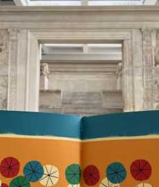 Museo dell’Ara Pacis. Immagine tratta dall’albo “La spiaggia” di Ximo Abadia Museo dell’Ara Pacis. Immagine tratta dall’albo “La spiaggia” di Ximo Abadia