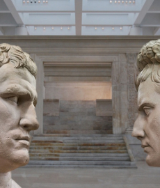 Agrippa (a sinistra) fronteggia Augusto (a destra) davanti l'Ara Pacis Agrippa (a sinistra) fronteggia Augusto (a destra) davanti l'Ara Pacis