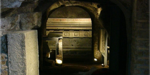 Sepolcro degli Scipioni, interno con sarcofago Sepolcro degli Scipioni, interno con sarcofago