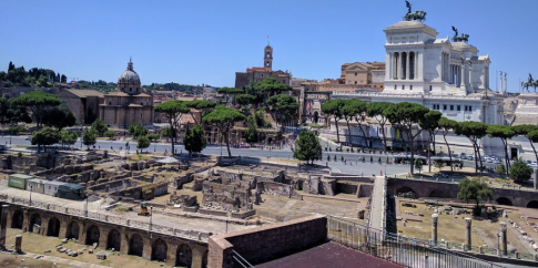 Il Foro di Traiano – Sullo sfondo Via dei Fori Imperiali e il Vittoriano