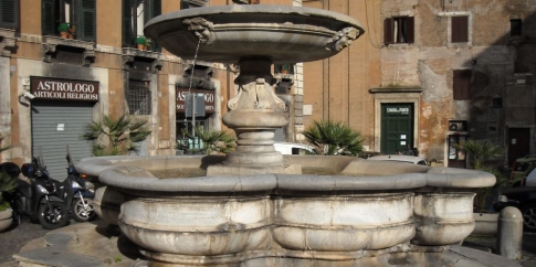 Fontana in piazza delle Cinque Scole