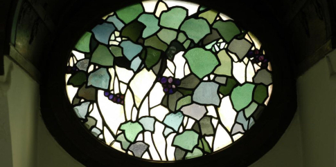 Duilio Cambellotti, ovale con foglie di edera, vetro antico di Germania soffiato a bocca legato a piombo, MCC 147