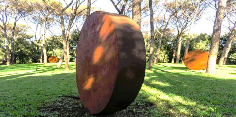 Mauro Staccioli, Grandi Ruote (visione d’insieme), 1997, Roma – Parco delle Sculture di Villa Glori (©Sovrintendenza Capitolina, Direzione PAVS)