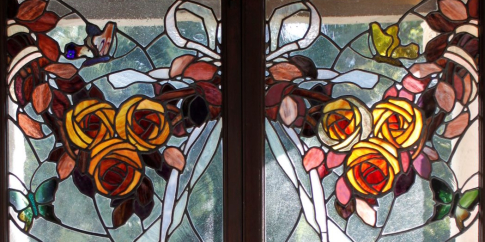 Casina delle Civette, motivo decorativo floreale e zoomorfo: rose, nastri e farfalle, Paolo Antonio Paschetto, vetrata, 1920, MCC 145