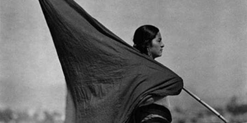 Tina Modotti, Donna con bandiera, Città del Messico, 1928