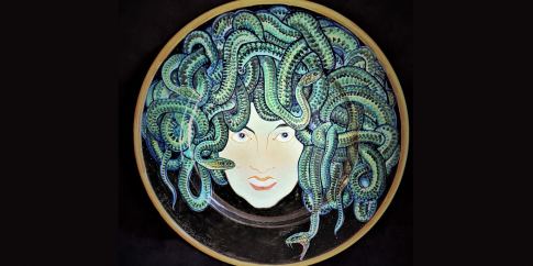 Virgilio Retrosi, Piatto con Medusa, 1928  terracotta dipinta e invetriata, Ø cm 46,5, h cm 7,5  Collezione Fulvia e Jacopo Vizioli Roma