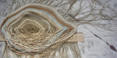 Laura VdB Facchini, Lo sguardo, 2002/2003, materiali vari, legno, cristalli di salgemma di Sicilia (part. installazione - arazzo tessuto a mano) - © dell’artista