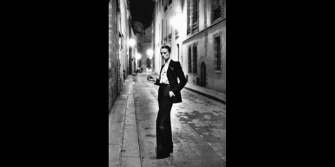Helmut NewtonRue Aubriot, Yves Saint Laurent, Vogue Francia. Parigi, 1975Rue Aubriot, Yves Saint Laurent, French Vogue. Paris, 1975© Helmut Newton Foundation