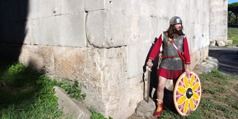 Porta San Sebastiano. Gruppo di rievocazione storica Protectores Domini Nostri: Soldato Romano Porta San Sebastiano. Gruppo di rievocazione storica Protectores Domini Nostri: Soldato Romano