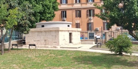 Il sepolcro di largo E. Talamo, ultima tappa della visita Il sepolcro di largo E. Talamo, ultima tappa della visita