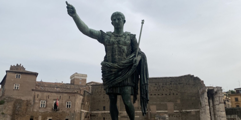 Statua dell’imperatore Ottaviano Augusto a via dei Fori Imperiali Statua dell’imperatore Ottaviano Augusto a via dei Fori Imperiali