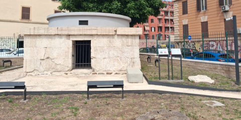 Il sepolcro di largo E. Talamo Il sepolcro di largo E. Talamo
