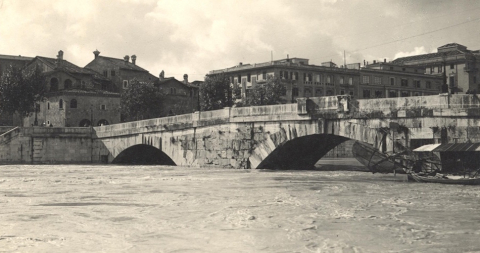 fotografia del fiume Tevere con Ponte Cestio