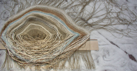 Laura VdB Facchini, Lo sguardo, 2002/2003, materiali vari, legno, cristalli di salgemma di Sicilia (part. installazione - arazzo tessuto a mano) - © dell’artista