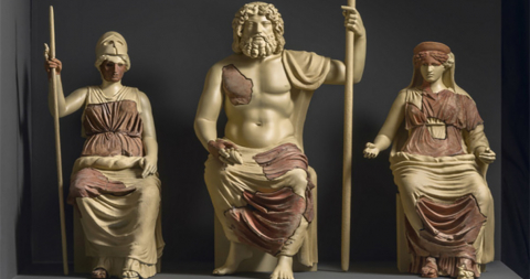 Ricostruzione di tre figure sedute da un tempio della via Latina