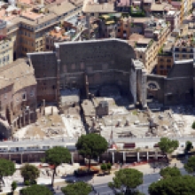 Veduta aerea del Foro di Augusto oggi. Sulla sinistra si riconosce il complesso dei Cavalieri di Malta, con la Casa dei Cavalieri di Rodi e la Loggia voluta dal cardinale Marco Barbo alla fine del XV secolo