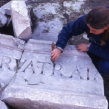 Il frammento dell’iscrizione con il nome di Traiano