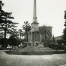 Il Monumento ai Caduti di Dògali all’interno del giardino di viale Luigi Einaudi e viale delle Terme di Diocleziano, 1935