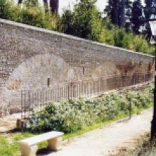 Parco di S. Gregorio al Celio, muro di contenimento divisorio con Villa Celimontana