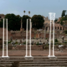 Rendering di tre colonne. Su quella a destra è visibile il capitello
