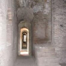 Mura Aureliane, Settore J da Porta Metronia a Porta Latina - Il camminamento inferiore visto dalla torre J08