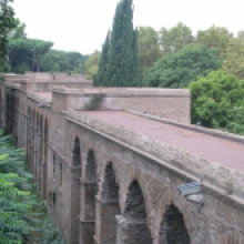 Mura Aureliane, Settore J da Porta Metronia a Porta Latina - Il camminamento superiore e arcate del camminamento inferiore visti dalla torre J13