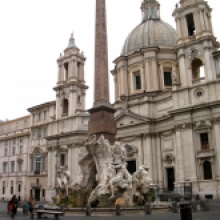 Fontana dei Quattro Fiumi, sullo sfondo chiesa di S.Agnese in Agone e palazzo Pamphilj