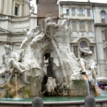 Fontana dei Quattro Fiumi: Lato est – statue del Gange e del Danubio