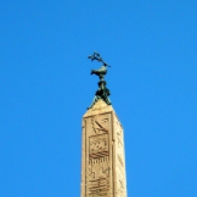 La colomba in bronzo sulla sommità dell’obelisco